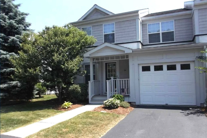 front door view - Beautiful South Burlington townhouse 10 min from UVM medical