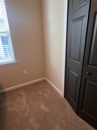 carpeting - The Row on Third Apartments