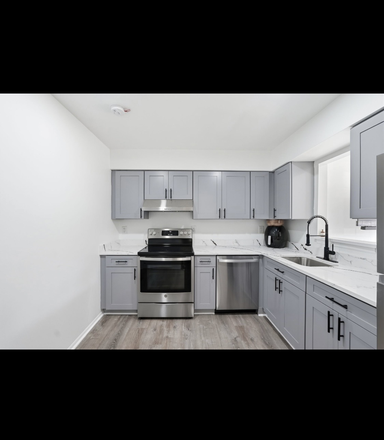 Kitchen - Newly renovated 3 bedroom property walking distance to the campus Townhome