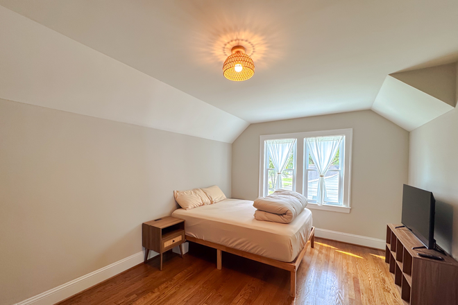 BEDROOM 1 - ROOMS FOR RENT NEAR WAKE FOREST UNIVERSITY