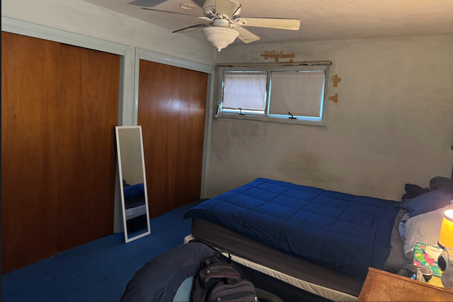 Bedroom - 10 minute walk to Campus (8 Eastwood Road) House