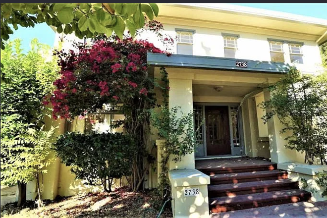 Front view of the house - Summer Sublet in beautiful Berkeley Craftsman Home with Sauna and Big Backyard! (Single or Double)