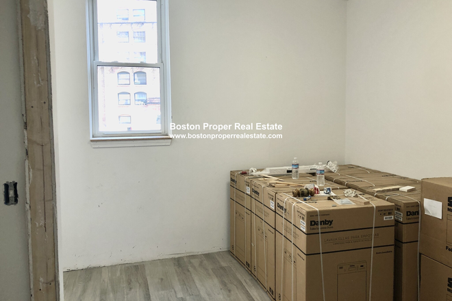 a - 4 bedrooms, ALL RENOVATED, NO FEE Condo