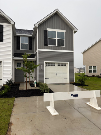 Front - Brand New - Bedroom for Rent! 4 Minutes from Campus! All utilities included! Pool! Available Now! Townhome