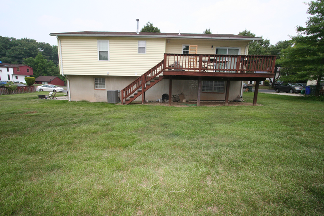 Deck off Back of House - ROOMS FOR RENT SHARED HOUSE