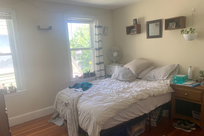 Bedroom with hardwood floors - Sunny & Spacious Private  Bedroom minus to BU, Tufts, Cambridge & Boston! Only $1,250! Apartments