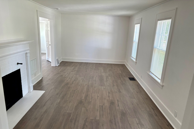 Living Room - Move in Ready 4BR Steps from Campus and Downtown. Lease now through May 2026 House