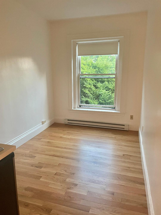 Hub Realty - Beautiful studio with large bay windows with front views, one month free rent