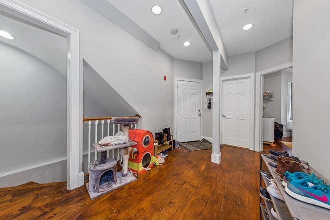 Living Area - Very Large 4Bedroom/2Bathroom Within Minutes from MCPHS!