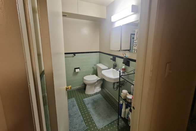 Bath room - Apartment in Ferris Manor infront of 127 shuttle stop and  86,17 bus stops