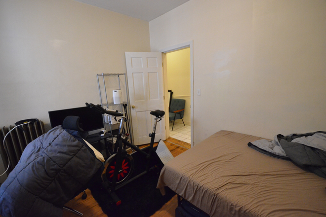 Bedroom - Amazing Studio Separate Kitchen and Bath in Burbank St No FEE Apartments