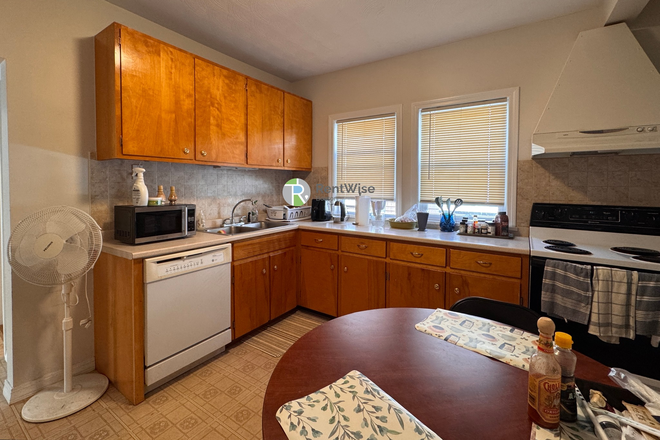 1 - JUNE 2027 | Beautiful Duplex on West Adams St. | 3 Beds, 1 Bath | No Broker Fees | Water Included Duplex