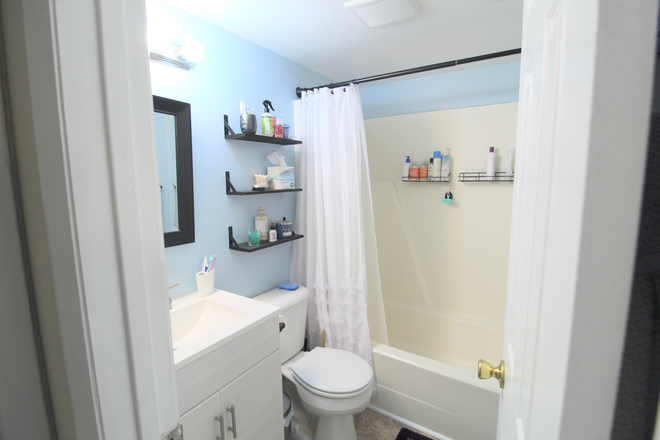 bathroom - Remodeled Condo in Hunters Ridge, right by Starbucks! Pre-leasing for the 26-27 year!