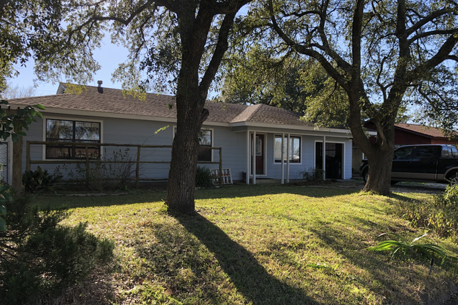 Front of house - Need 1 male room mate Historic Southside home 3beds/3baths walking distance to Kyle Field. $600+utli