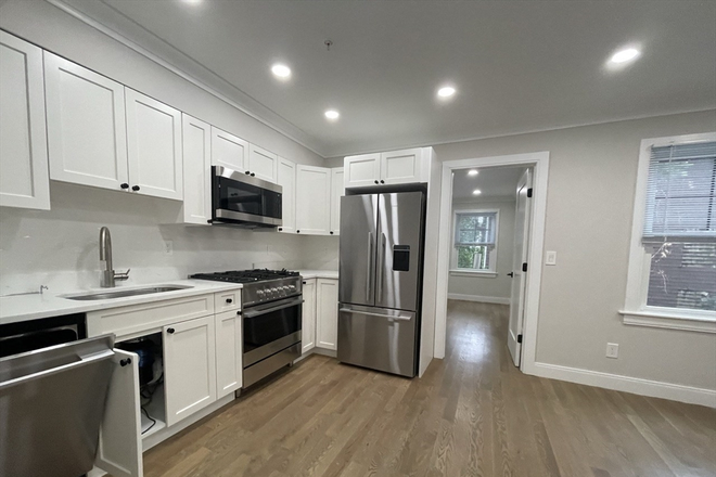 . - Renovated 2 Bed / 1 Bath w/ LAUNDRY IN UNIT!! Available NOW!