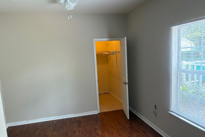 Bedroom 9' x15' with large closet - Cottage close to campus/Lakes Apartments