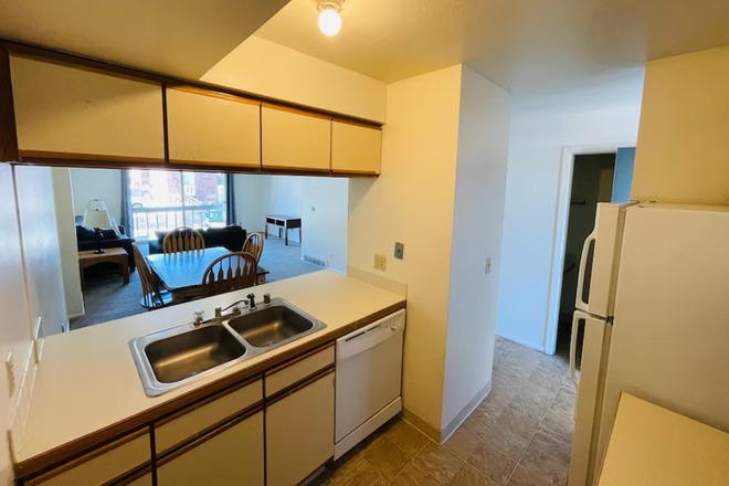 Kitchen, Dinning, Livingroom, Patio - Campus Townhouses