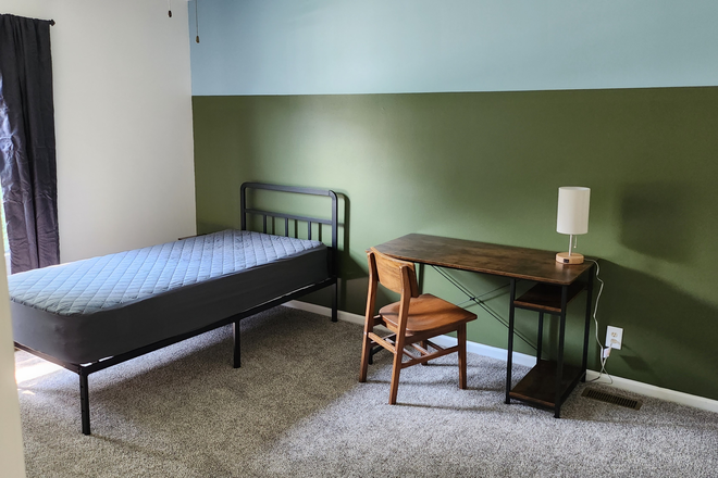 Bedroom - Bedroom to Rent in Quiet Neighborhood Environment - 6 min drive to Purdue Campus House