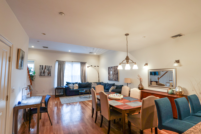 Living/dining spaces - STARS 2 Harvard Furnished Townhome