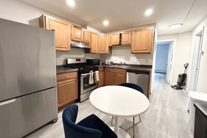 kitchen - Great Location (3 Bed / 1 Bath) Apartments