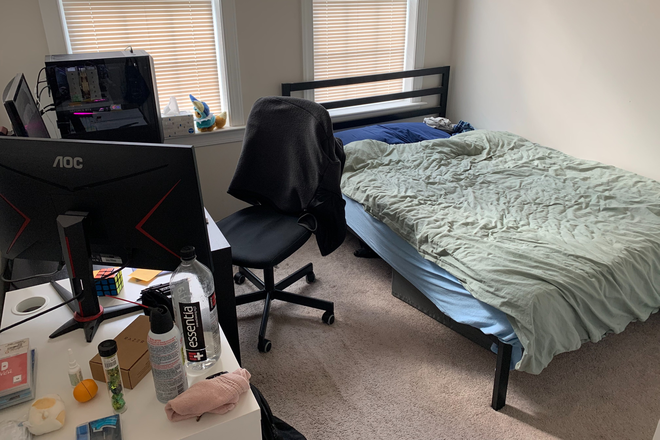 Room 1 bed and desk - Townhouse close to campus