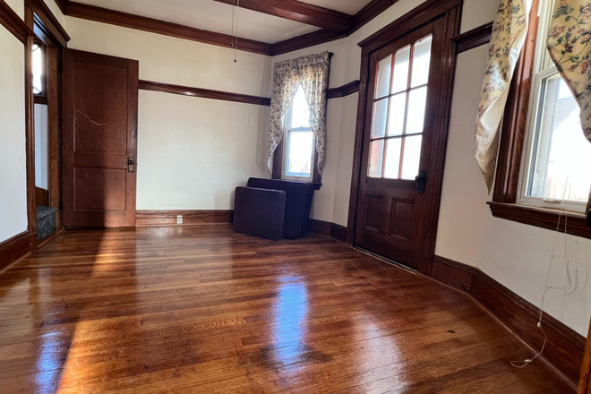 family room - No broker fee, freshly updated 6B2B for $6600 Duplex