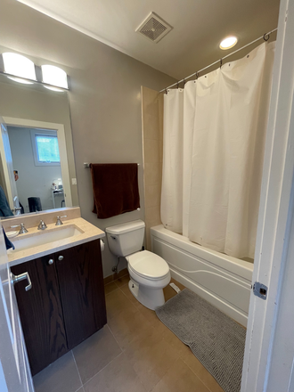 private bath room - Spacious Private Room & Bath Near Downtown Chicago – Perfect for Summer Sublet (6/25-9/10) Apartments