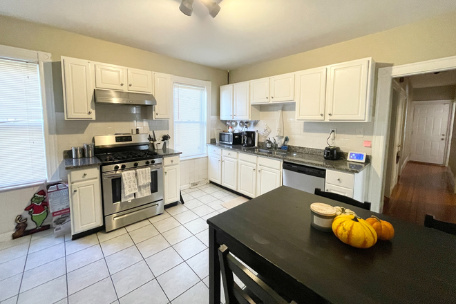 Kitchen - Amazing 4 Bed/ Laundry in the Unit Apartments