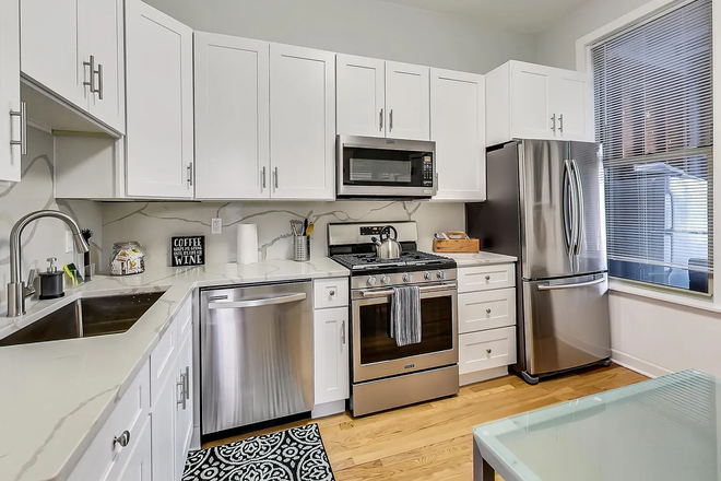 Kitchen - 850 South Loomis Street Apartments
