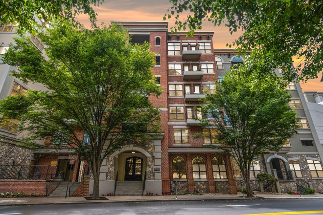 Building - PRIME MIDTOWN LOCATION! Bristol on Broadway, Condo minutes from campus!