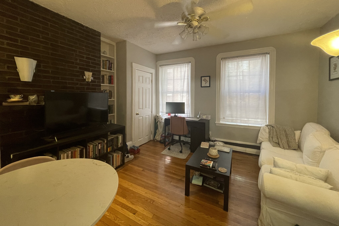 living room - Charming 1 Bed / 1 Bath in Beacon Hill w/ Heat and Hot Water Included!! Avail. 9/1/24!! Apartments