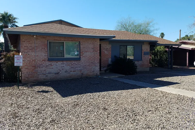 Front Entry - 5 bed, 3 bath Unit #2 House