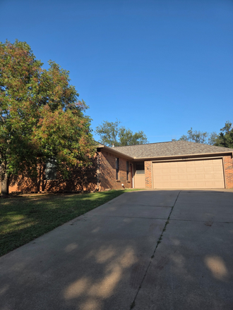 Outside Street View - House North of Campus, Bus Accessible, Looking for 1 Female Roommate