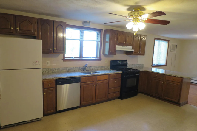 Dining room - Cozy Apt — Steps from Ball Sq/Green Line and Davis Sq/Red Line