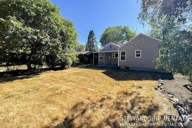 Backyard - House near campus w 4 great roommates! (1 bed available)