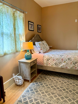 Pottery barn queen bed and good lighting - South-facing one bedroom in tranquil setting, historic home