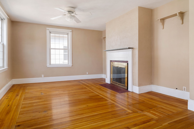 Living room - decorative fireplace - Spacious Oak Square Apartment