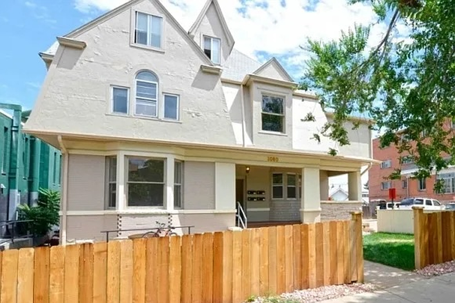 outside of house - First floor of house close to campus, large front and backyards