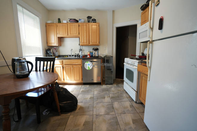 1 - SEPT 2026 – Oak Square 3 Bed & In-Unit Laundry,  No Broker Fees! Apartments