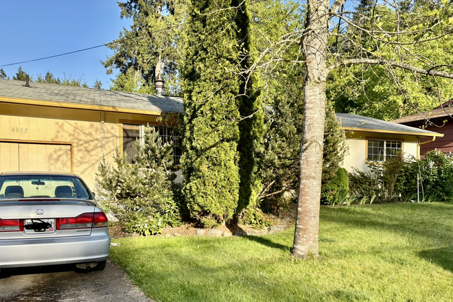 Front of the house - Winter Term South East Eugene Furnished House