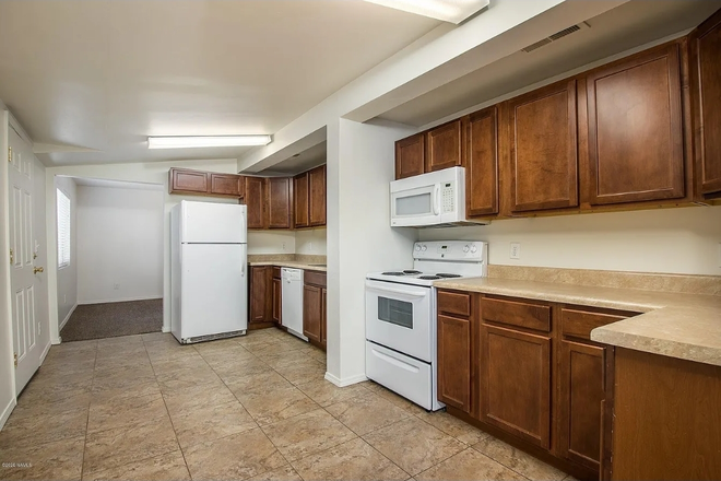 Kitchen - 4 Bed / 2 Bath House - Walking Distance to NAU and Downtown