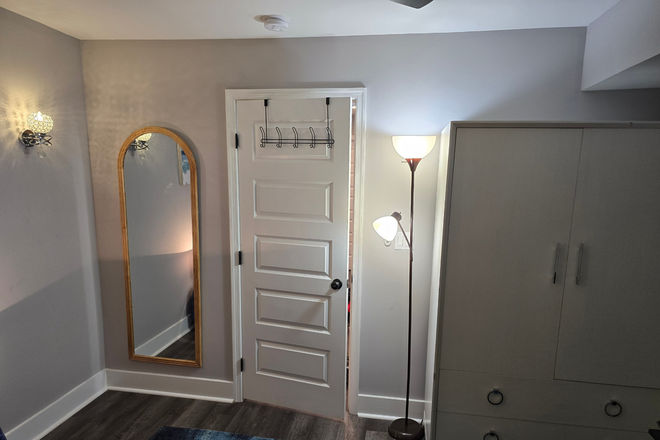 2nd lower level bedroom - Fully furnished and beautiful room with private bathroom in Canton with rooftop - 7 mins from JHU. Townhome