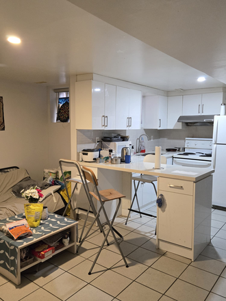 1 - Furnished Basement Room, female roommate preffered - $850/mnth - South of Spadina & College - Call f