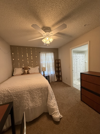 Bedroom - Urgent relet needed for 2x2 3rd floor apartment in Knights Circle.