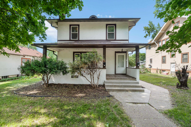 Front Outside - UPDATED AND SPACIOUS 7 BED DUPLEX, WALKING DISTANCE TO CAMPUS