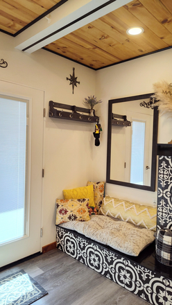 A sitting area with pillows is next to the fireplace. It is to your immediate left when entering the studio. A cubby shelf and hooks above. - Alder St. Greenway Studio - 10 blocks to campus Duplex