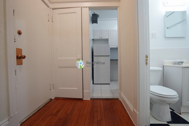 1 - JULY 2026-Sweet Cleveland Circle Studio, Gym! H/Hw inc. No Broker Fee! Apartments