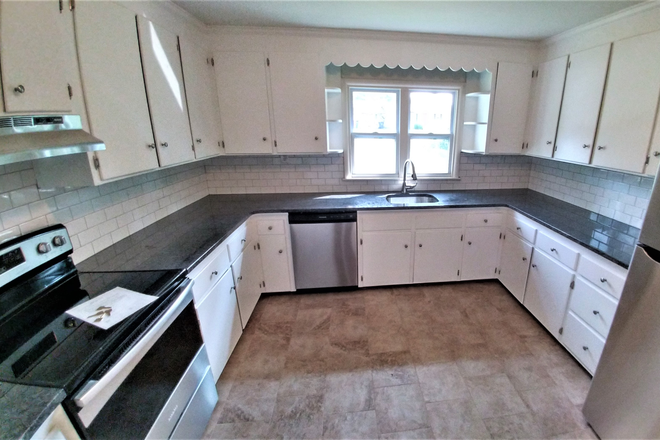 Kitchen - Gorgeous 4 + Br 2 Ba Apartment Available 6-1-27 (Early Bird Special)
