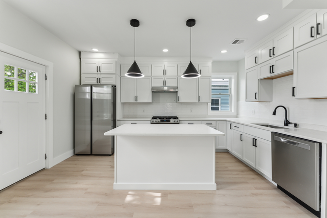 Kitchen - 4BR 2BA, IN UNIT W/D, OAK SQUARE, FULLY RENOVATED Triplex