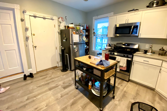 Kitchen - 4 Bed 2 Bath on Oswald!!